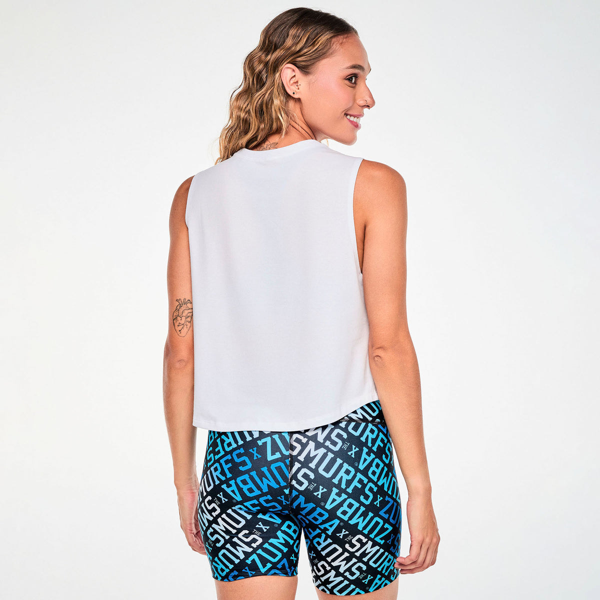 Biała koszulka bez rękawów ze Smerfem – widok z tyłu | Zumba Wear