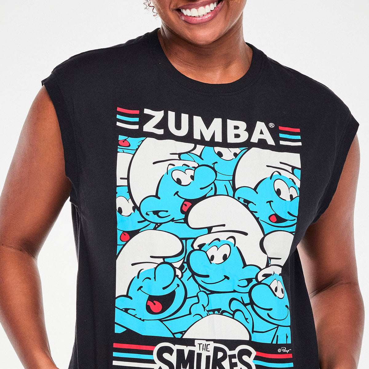 Czarna koszulka z obniżonymi ramionami i Smerfami – detal nadruku Smerfów | Zumba Wear