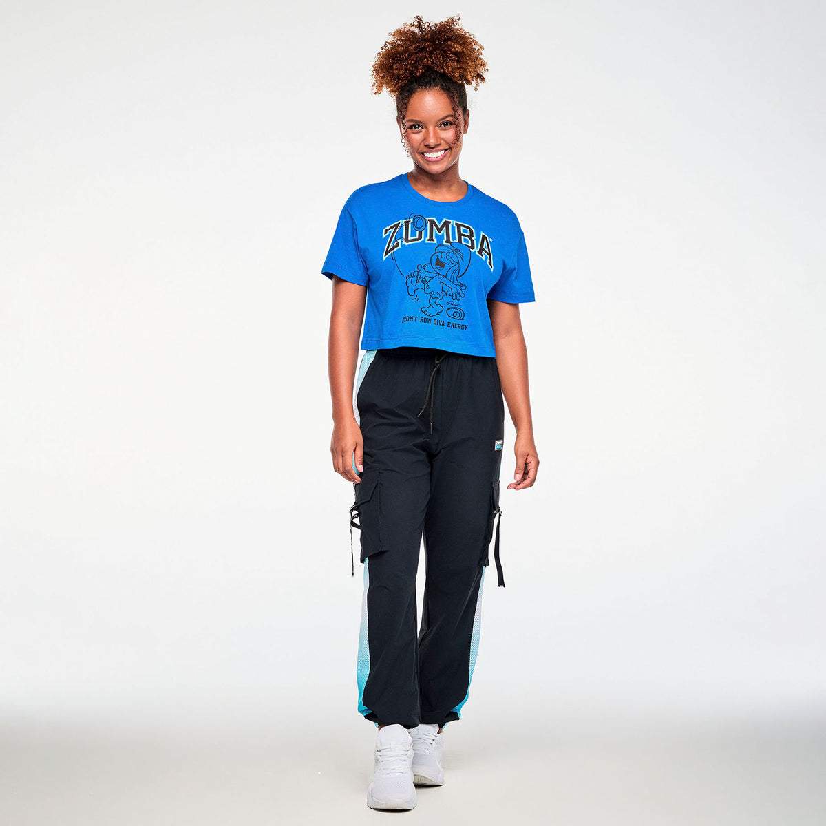Niebieska koszulka crop ze Smerfem – sylwetka modelki | Zumba Wear