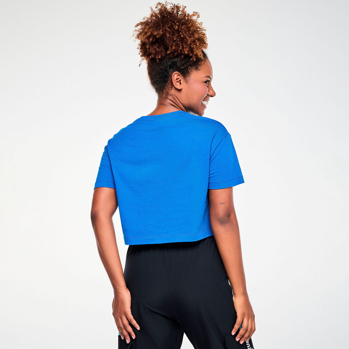 Niebieska koszulka crop ze Smerfem – widok z tyłu | Zumba Wear