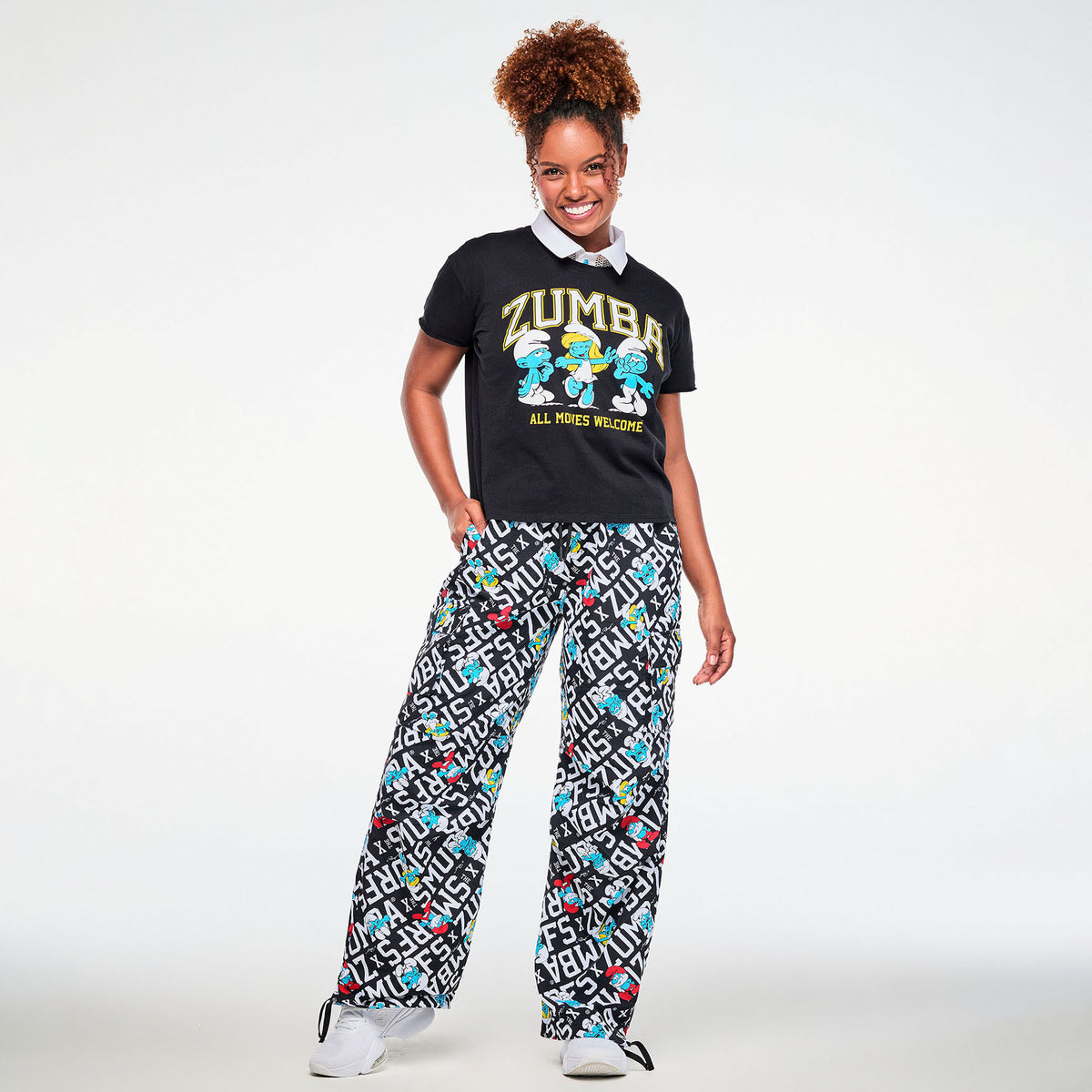 Czarna koszulka z zaokrąglonym dołem i Smerfami – sylwetka modelki | Zumba Wear