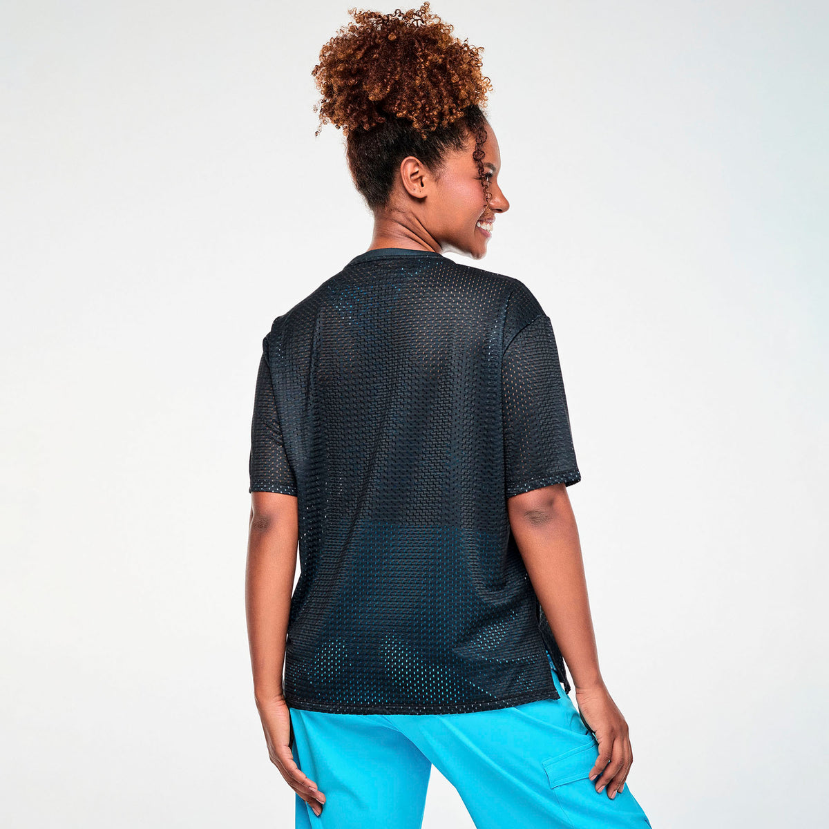 Czarna koszulka boxy z siateczki ze Smerfem – widok z tyłu na modelce | Zumba Wear
