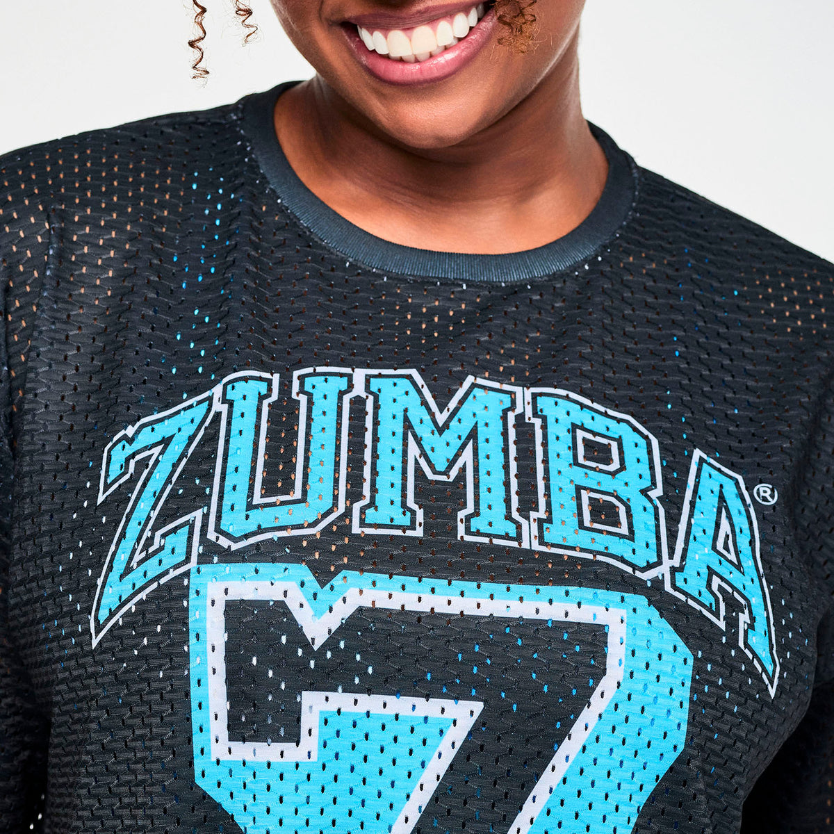 Czarna koszulka boxy z siateczki ze Smerfem – detal nadruku ZUMBA Z | Zumba Wear