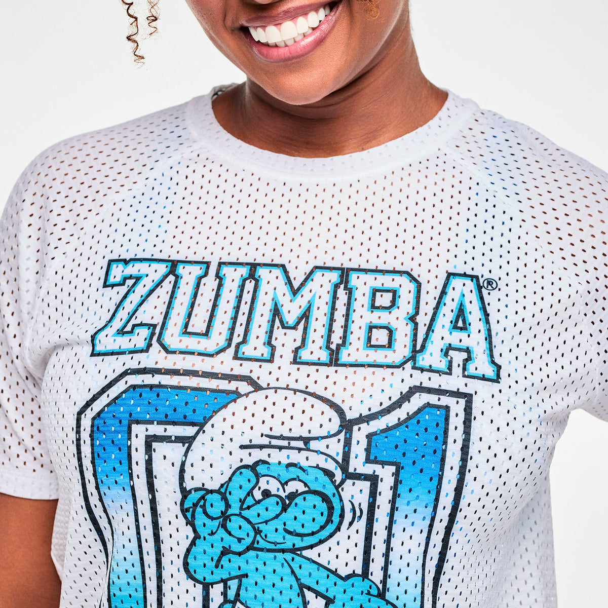 Biała koszulka z siateczki z rękawem raglan – detal nadruku ZUMBA 01 ze Smerfem | Zumba Wear