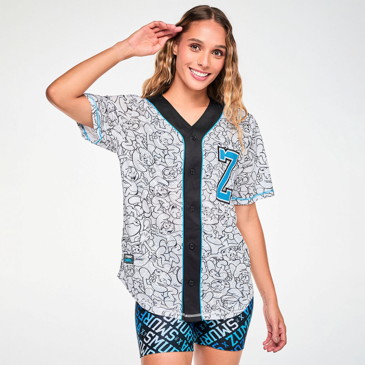 Biała koszula bejsbolowa ze Smerfami – widok z przodu – ujęcie 2 | Zumba Wear