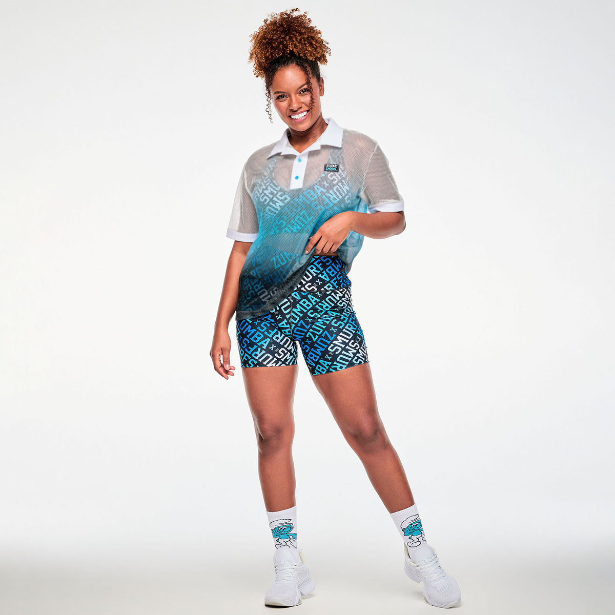 Biało-niebieska koszulka polo oversize z siateczki – stylizacja z kolarkami | Zumba Wear