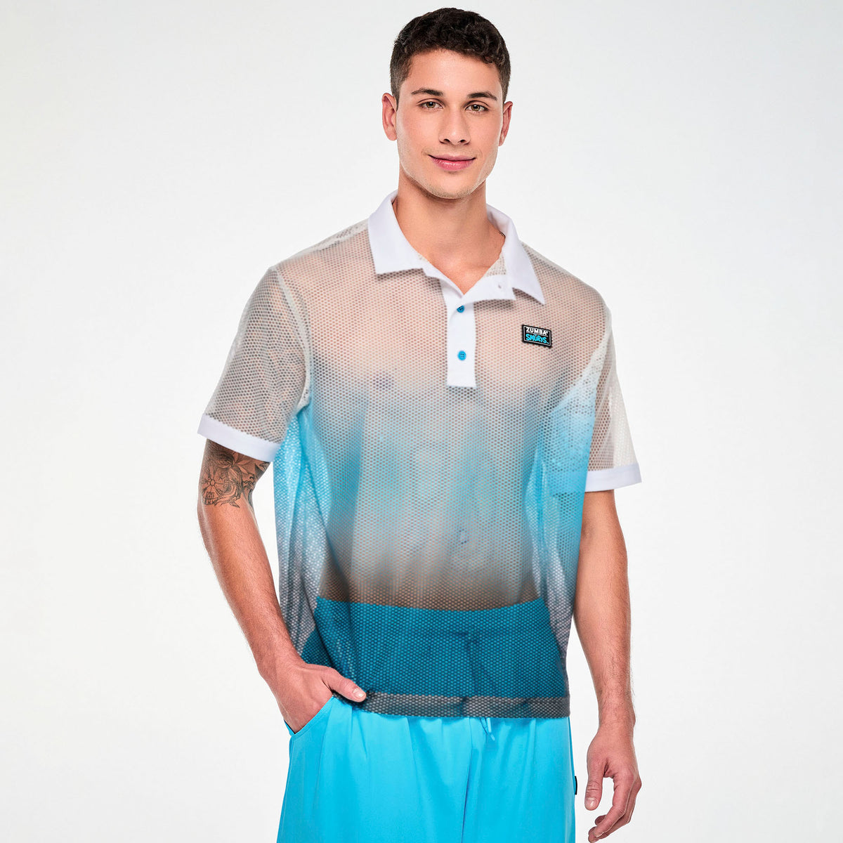 Biało-niebieska koszulka polo oversize z siateczki – widok z przodu na modelu | Zumba Wear