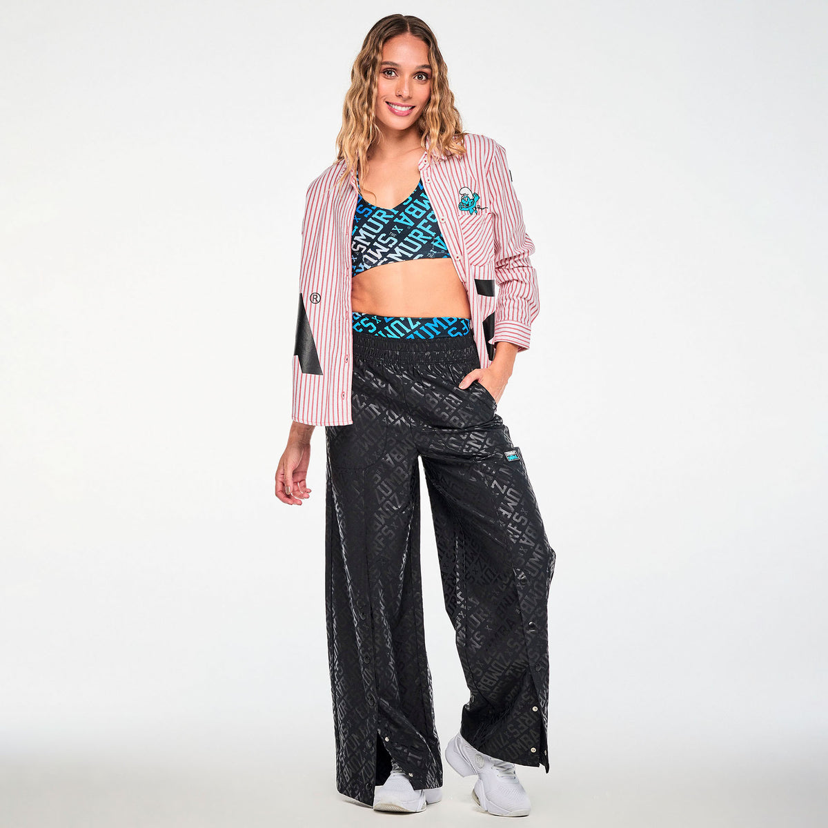 Czerwono-biała koszula w paski z napisem ZUMBA – stylizacja ze spodniami | Zumba Wear
