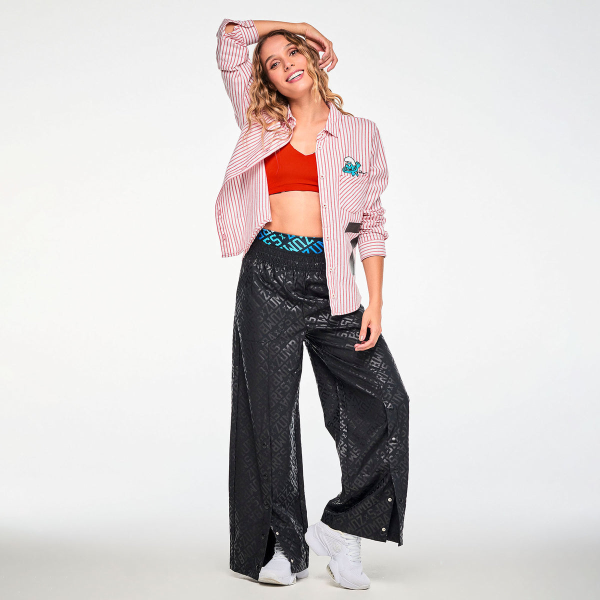 Czerwono-biała koszula w paski z napisem ZUMBA – sylwetka modelki | Zumba Wear
