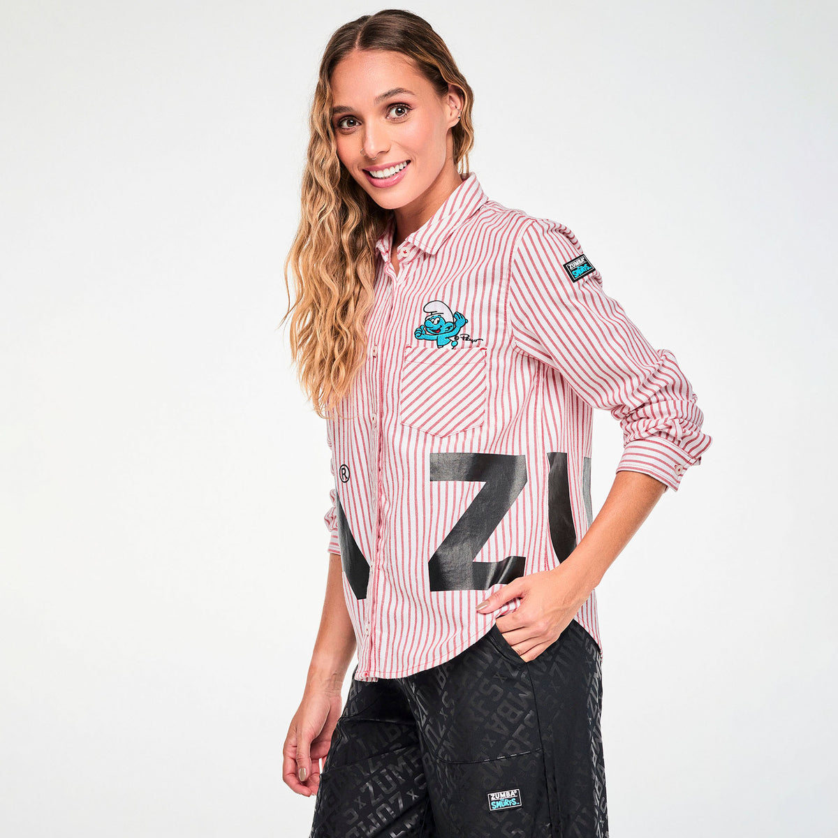 Czerwono-biała koszula w paski z napisem ZUMBA – widok z boku | Zumba Wear