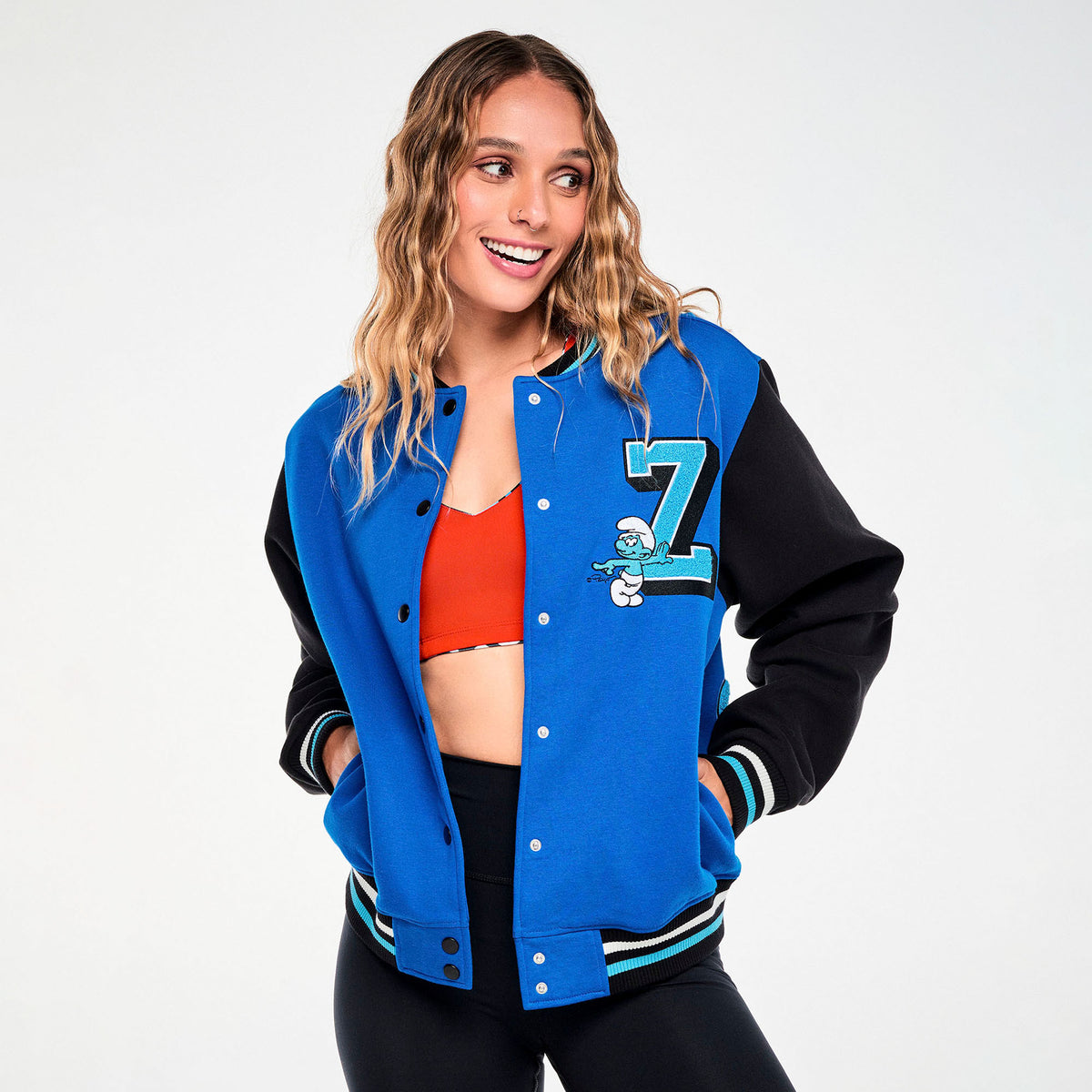 Niebieska kurtka bejsbolówka ze Smerfem – widok z przodu na modelce | Zumba Wear