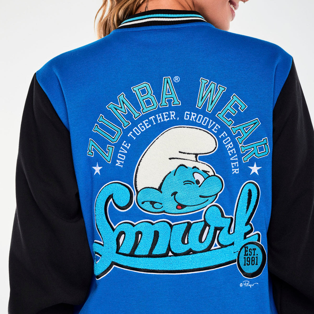Niebieska kurtka bejsbolówka ze Smerfem – detal nadruku na plecach | Zumba Wear