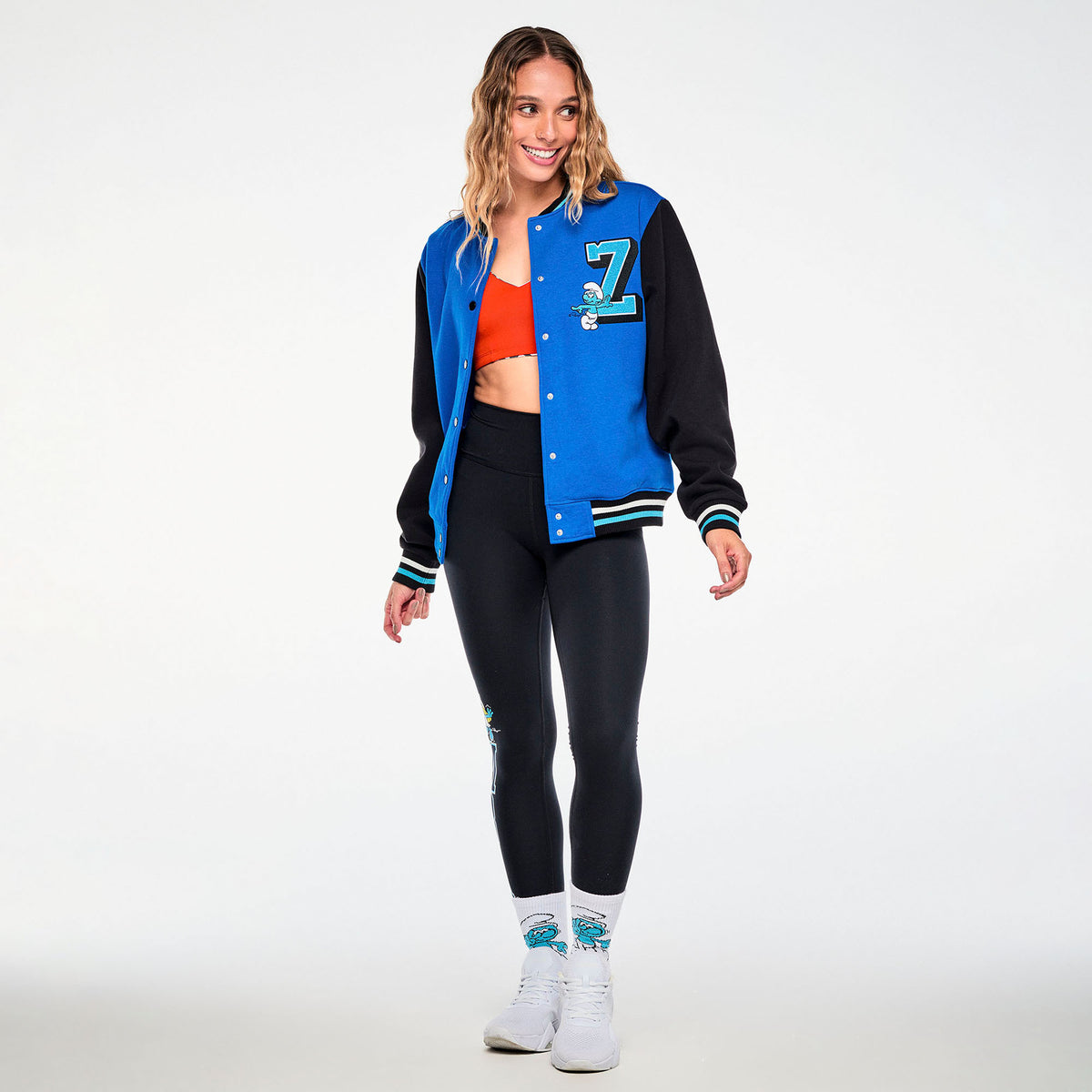Niebieska kurtka bejsbolówka ze Smerfem – sylwetka modelki | Zumba Wear