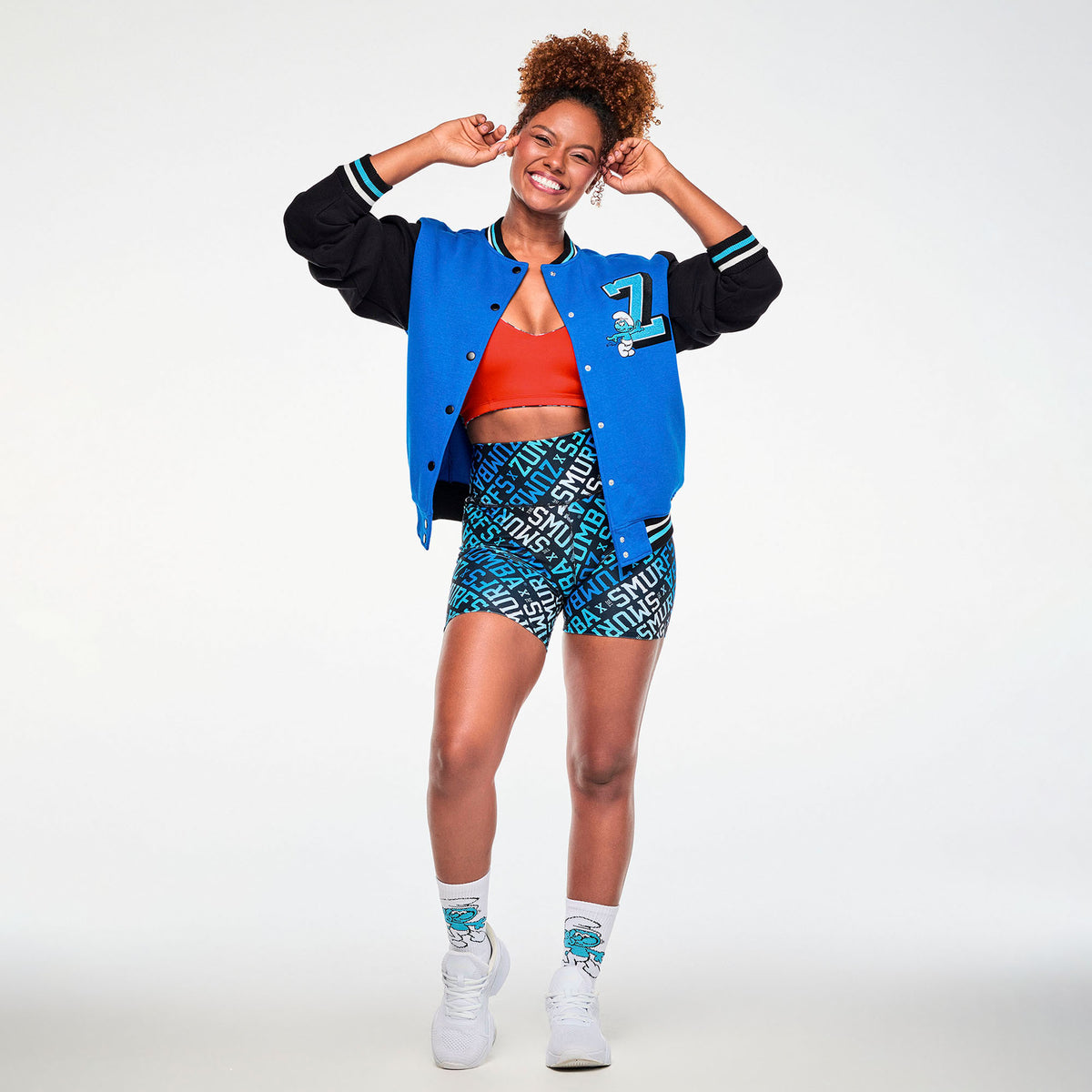 Niebieska kurtka bejsbolówka ze Smerfem – stylizacja z kolarkami | Zumba Wear