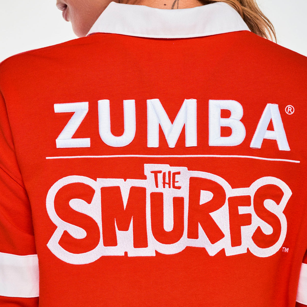 Czerwona bluza polo rugby ze Smerfami – detal napisu ZUMBA THE SMURFS na plecach | Zumba Wear