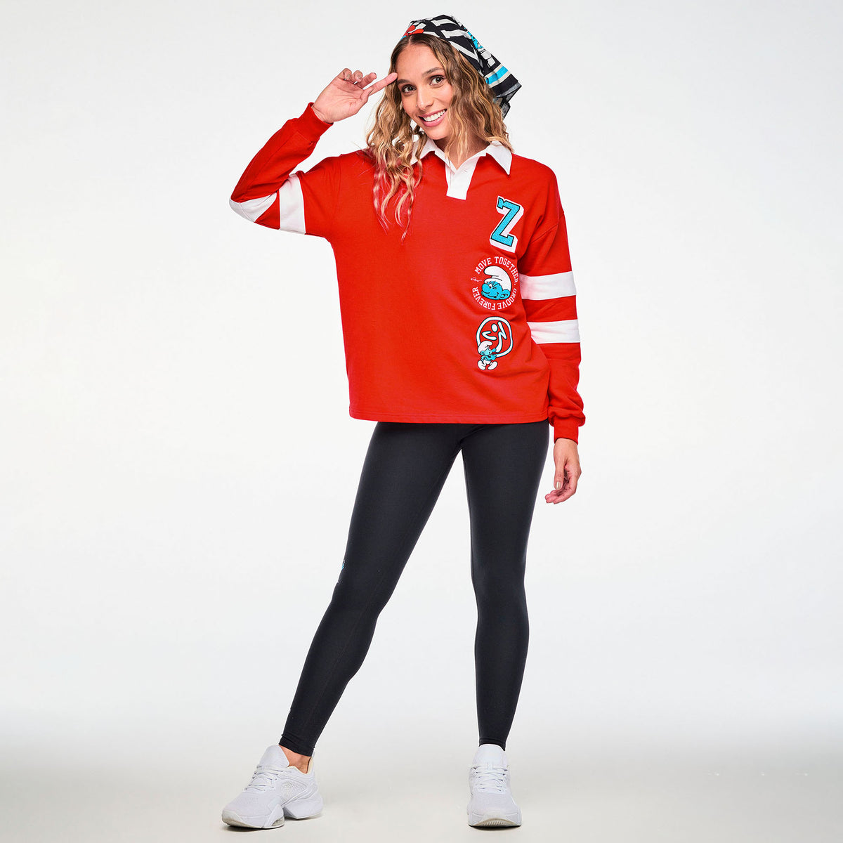 Czerwona bluza polo rugby ze Smerfami – sylwetka modelki | Zumba Wear