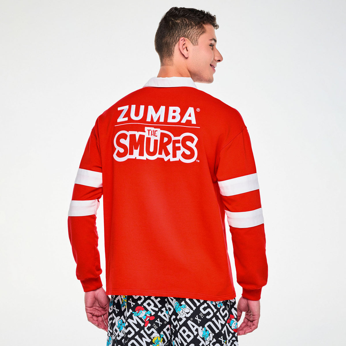 Czerwona bluza polo rugby ze Smerfami – widok z tyłu na modelu | Zumba Wear