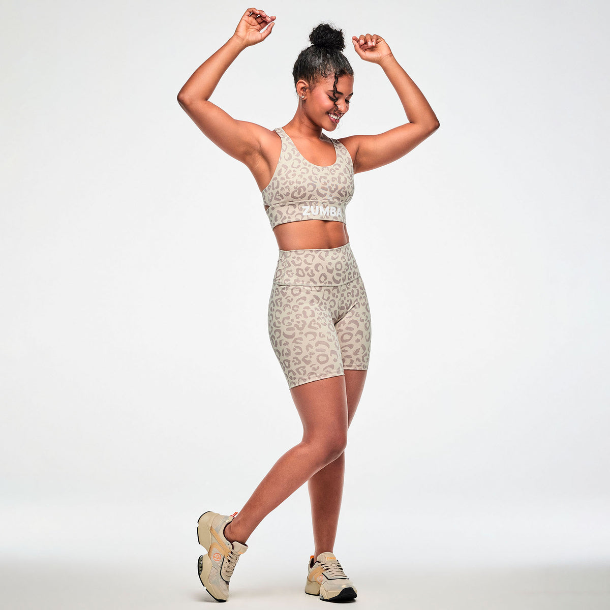 Beżowy stanik sportowy w panterkę — Zumba Wear FW26 Modal