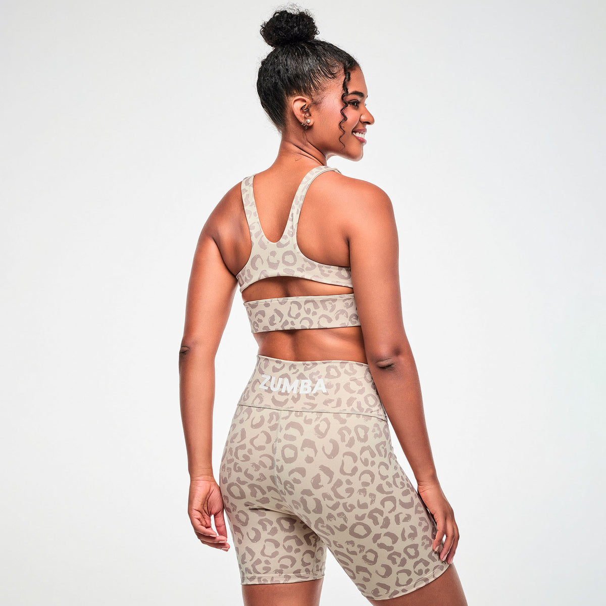 Beżowy stanik sportowy w panterkę — Zumba Wear FW26 Modal