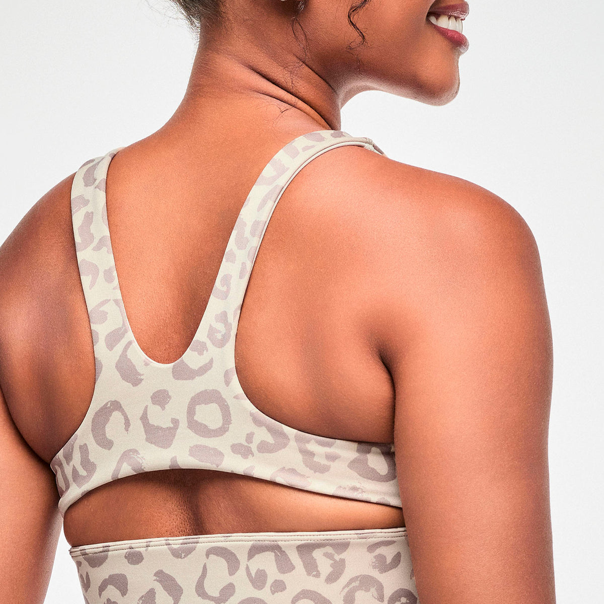 Beżowy stanik sportowy w panterkę — Zumba Wear FW26 Modal