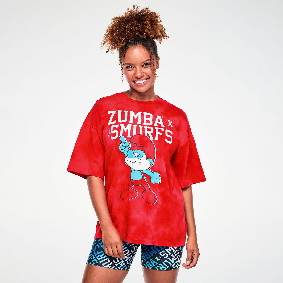 Czerwona koszulka oversize z Papą Smerfem – widok z przodu na modelce | Zumba Wear