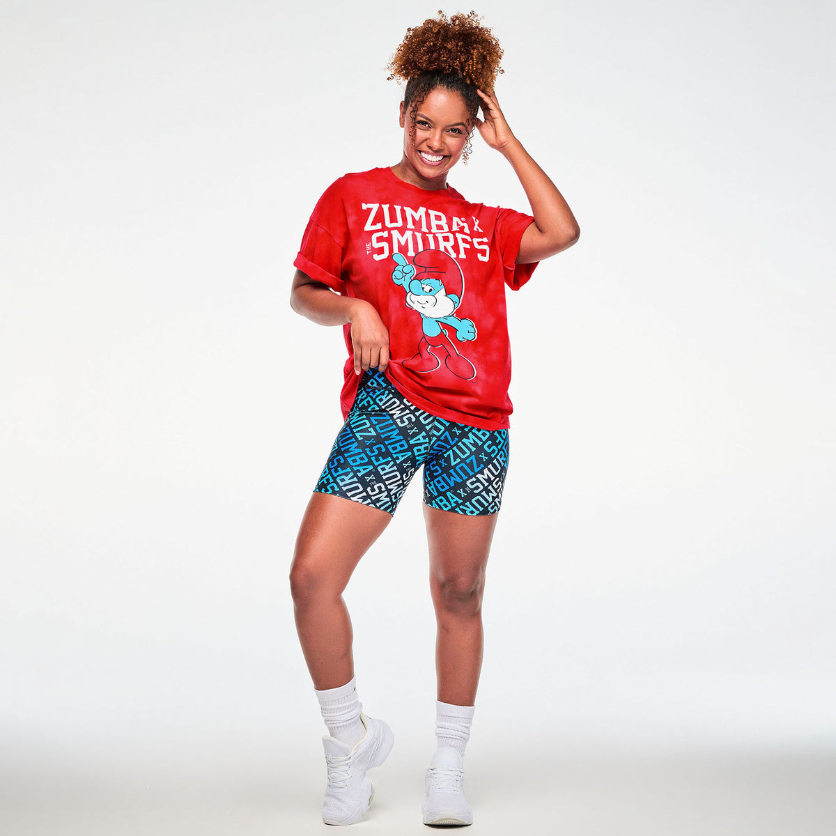 Czerwona koszulka oversize z Papą Smerfem – sylwetka modelki | Zumba Wear
