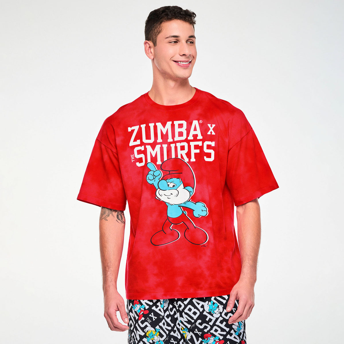 Czerwona koszulka oversize z Papą Smerfem – widok z przodu na modelu | Zumba Wear
