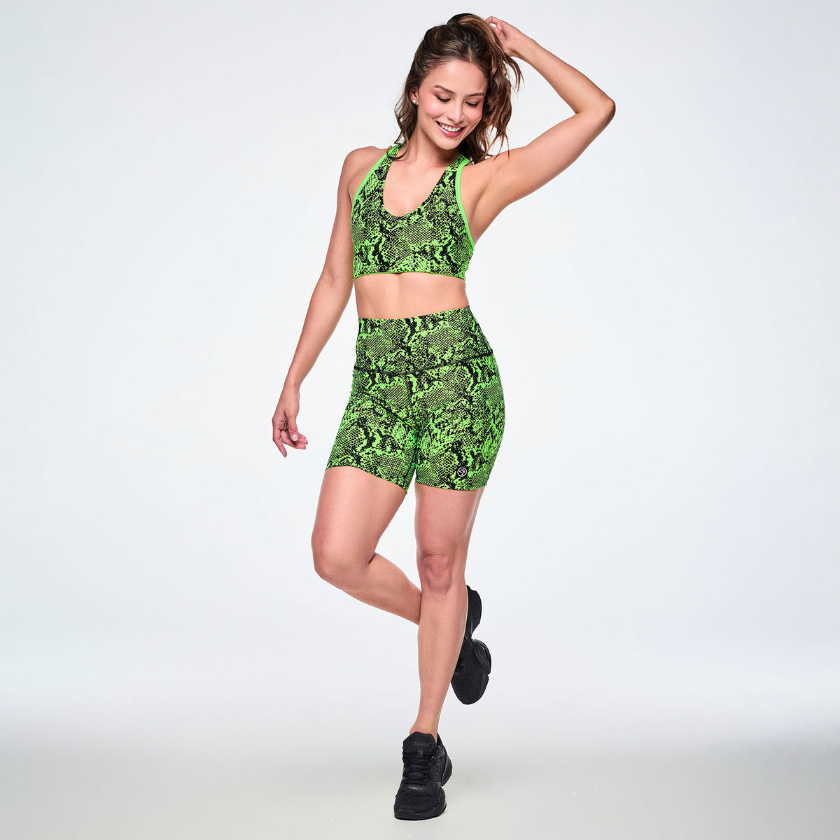 Zielony dwustronny stanik sportowy w wężowy wzór – sylwetka modelki | Zumba Wear