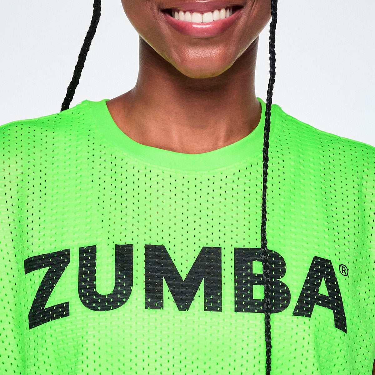Zielona koszulka z siateczki z dłuższym tyłem – detal siateczki i logo ZUMBA | Zumba Wear