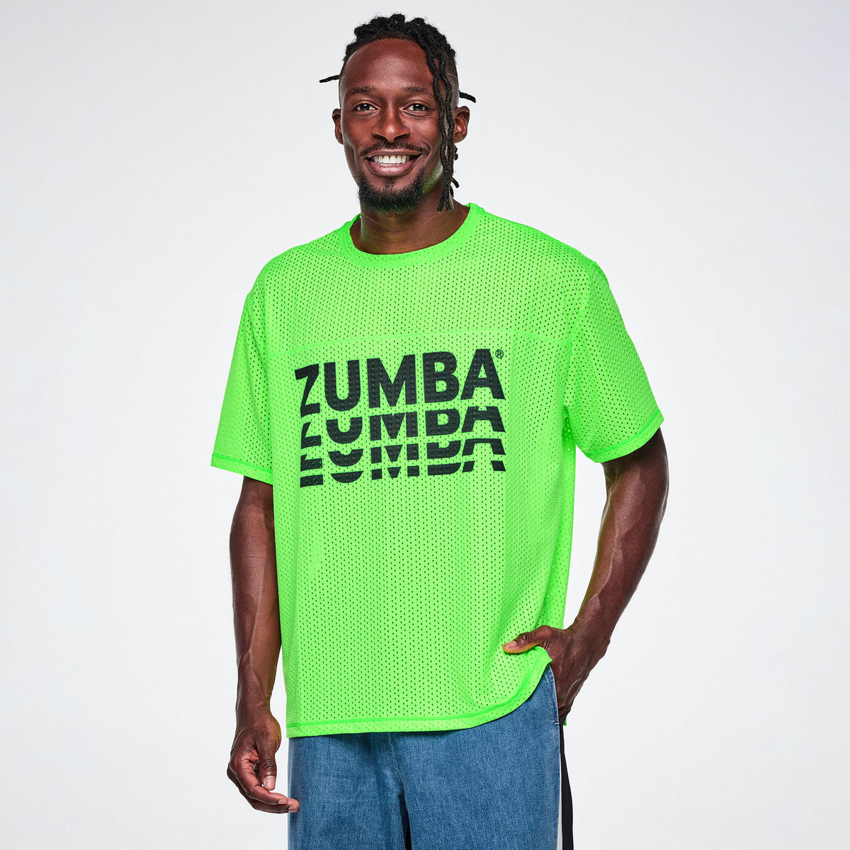 Zielona koszulka boxy z siateczki z rozcięciami – widok z przodu na modelu | Zumba Wear