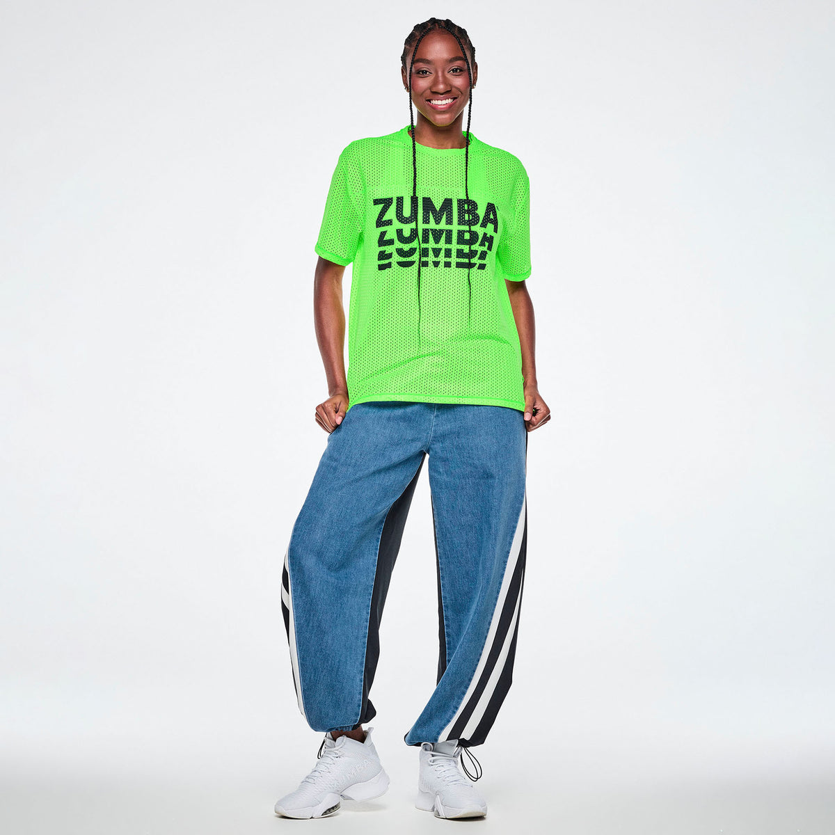 Zielona koszulka boxy z siateczki z rozcięciami – sylwetka modelki | Zumba Wear
