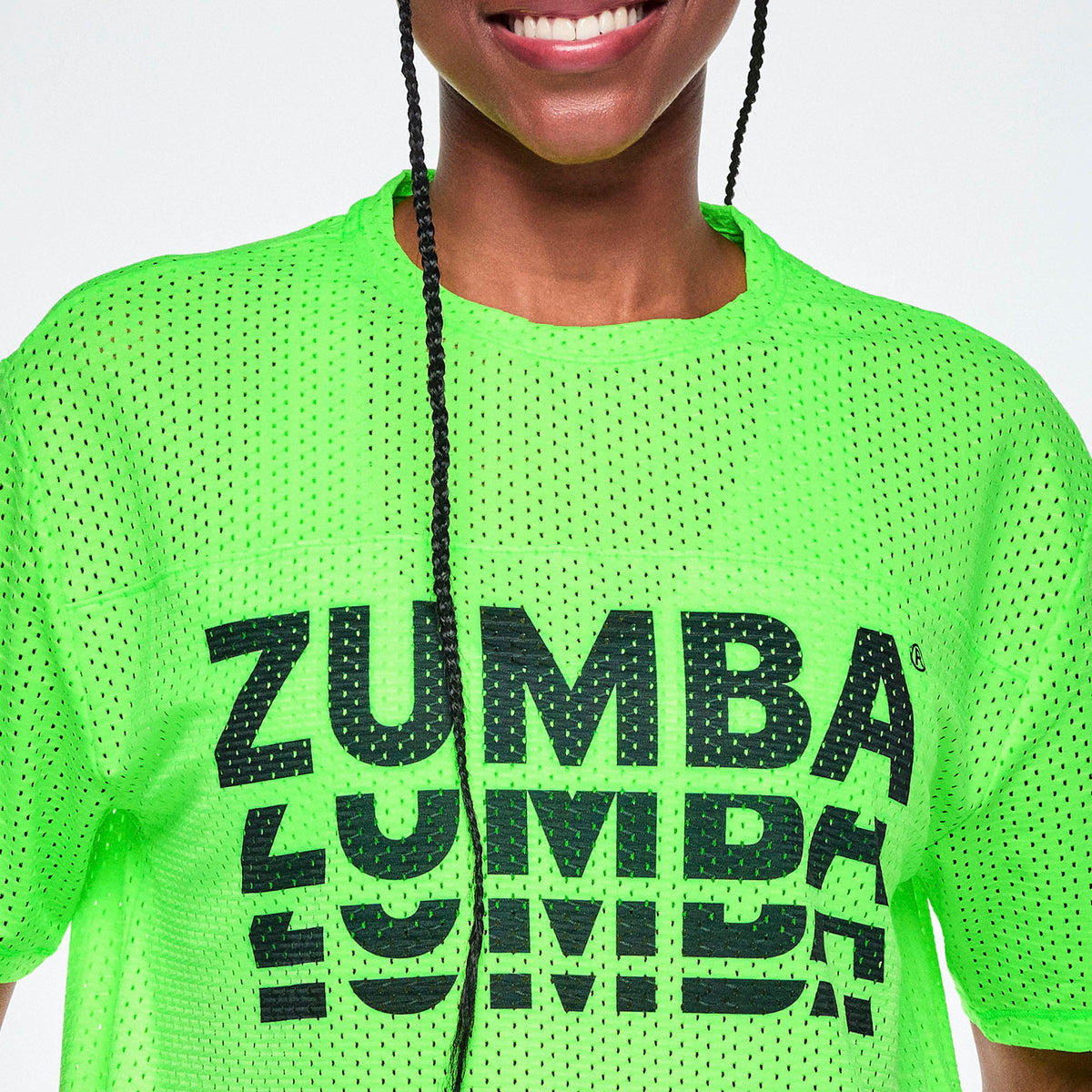 Zielona koszulka boxy z siateczki z rozcięciami – detal nadruku ZUMBA | Zumba Wear