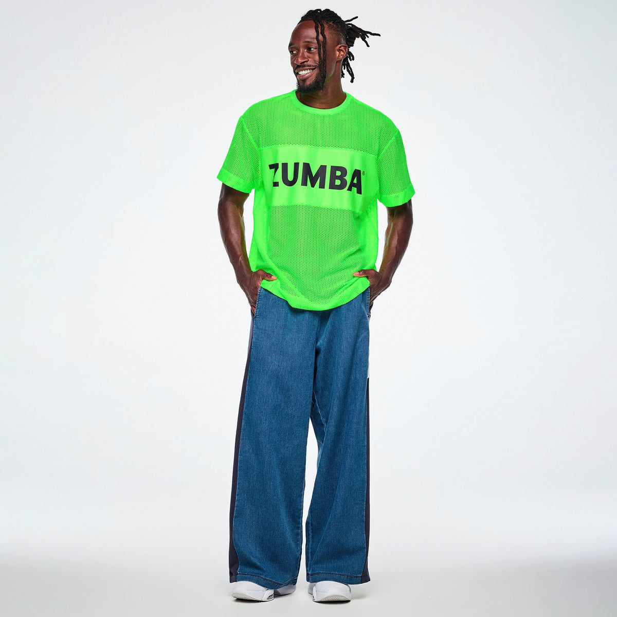 Zielona koszulka boxy z siateczki z panelem – sylwetka modela | Zumba Wear