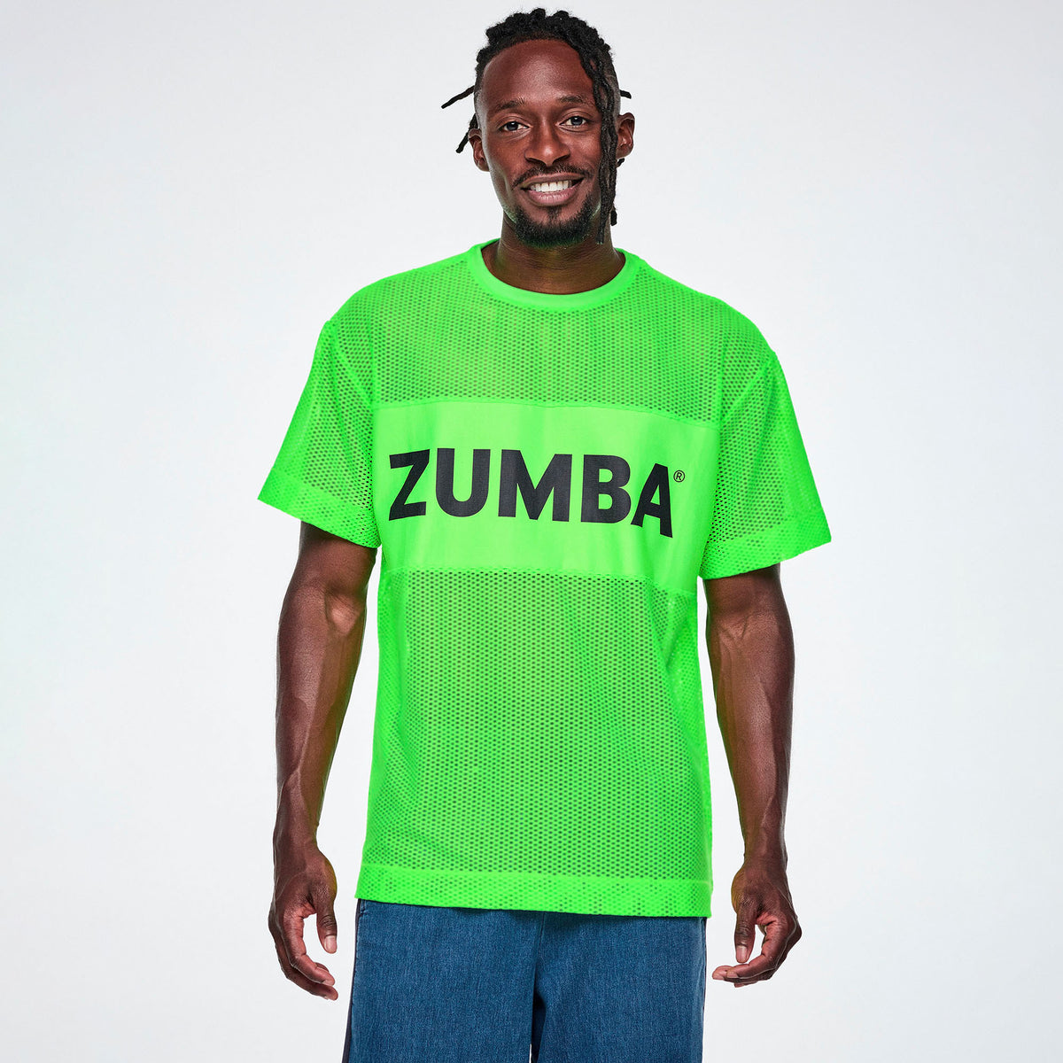 Zielona koszulka boxy z siateczki z panelem – widok z przodu na modelu | Zumba Wear