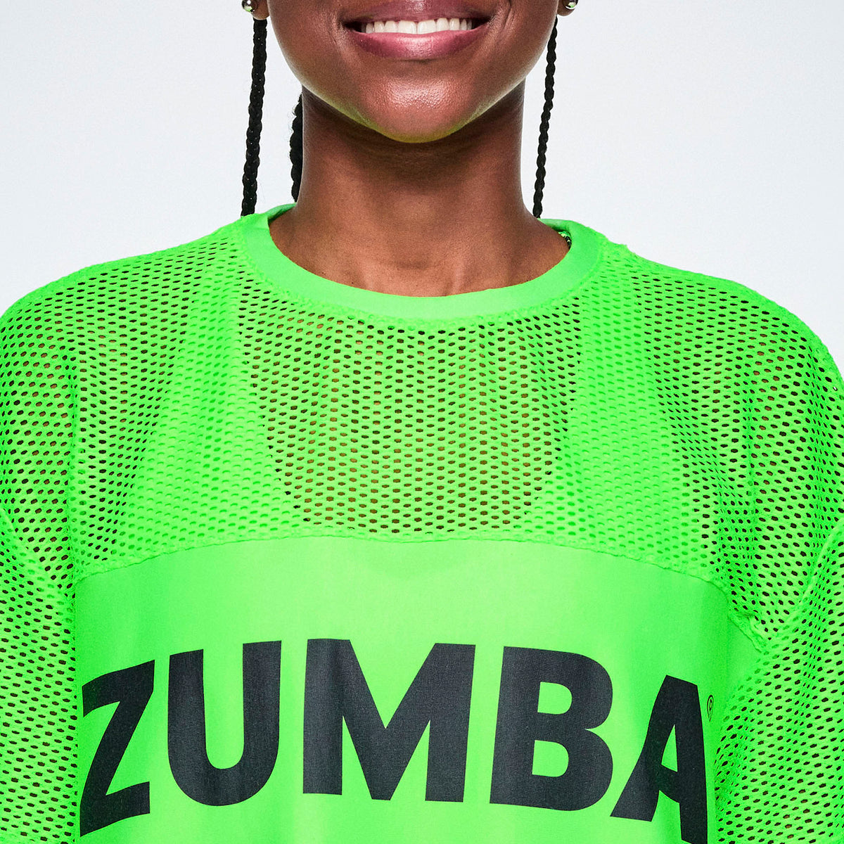 Zielona koszulka boxy z siateczki z panelem – detal panelu z logo ZUMBA | Zumba Wear