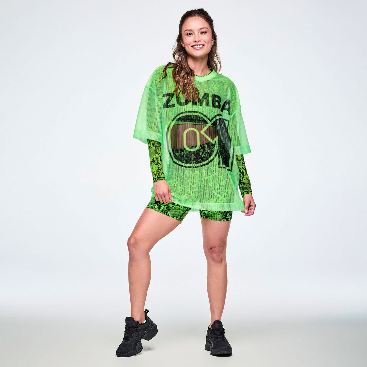 Zielona koszulka oversize z siateczki z dekoltem V – sylwetka modelki | Zumba Wear