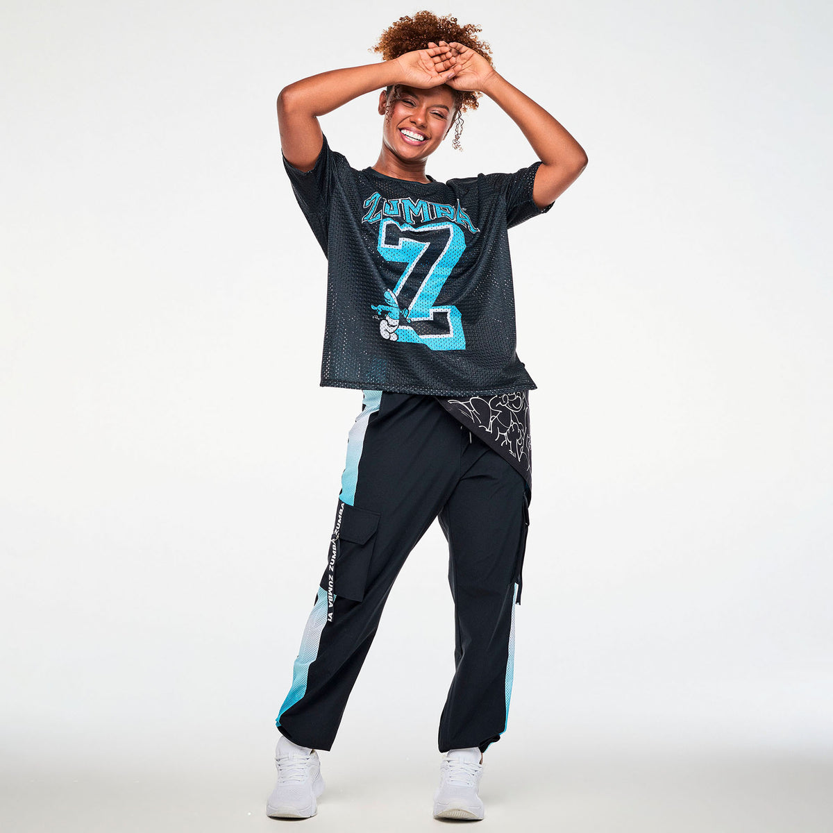 Czarne spodnie cargo unisex z siateczkowymi lampasami – sylwetka modelki | Zumba Wear