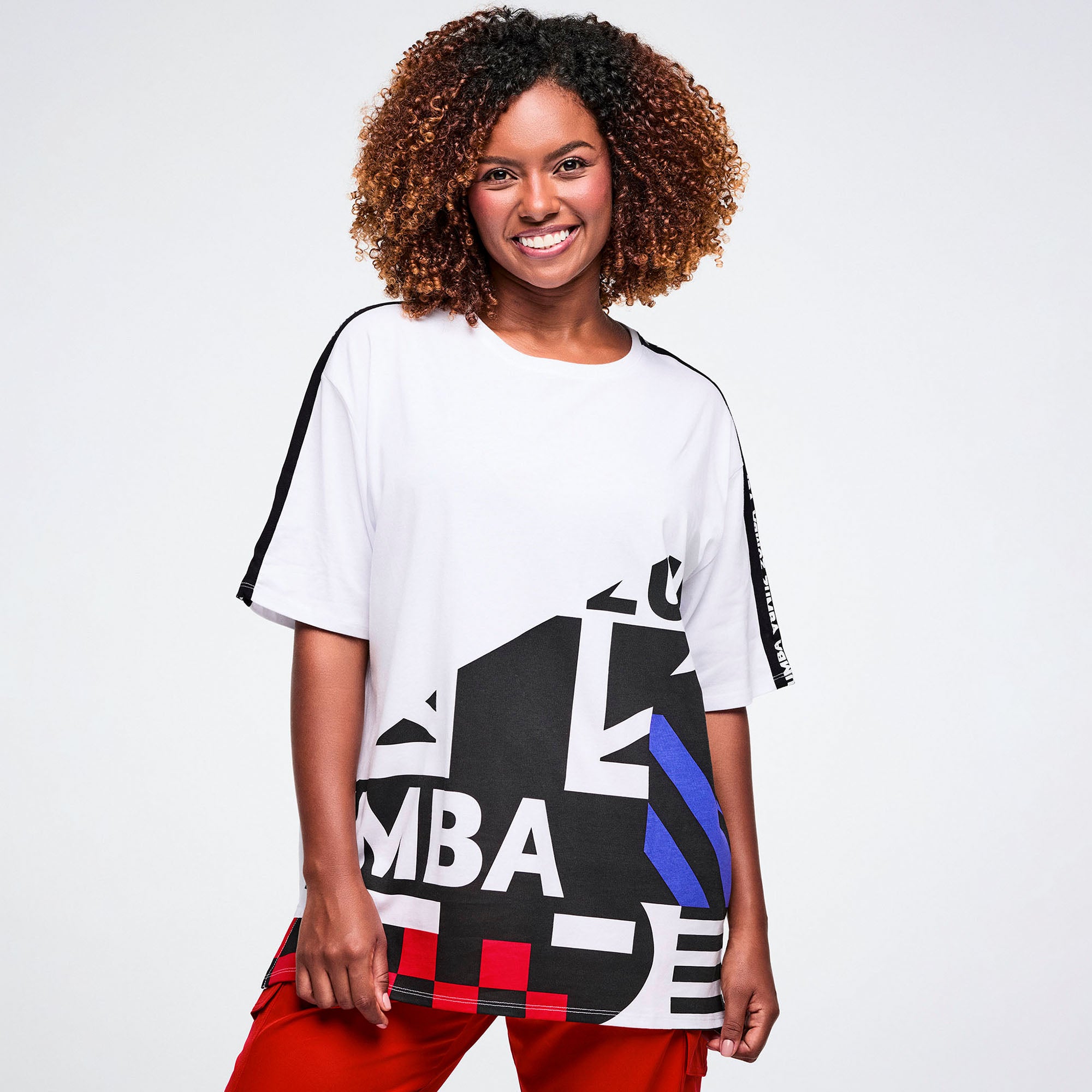 Biały t-shirt oversize z asymetrycznym wzorem