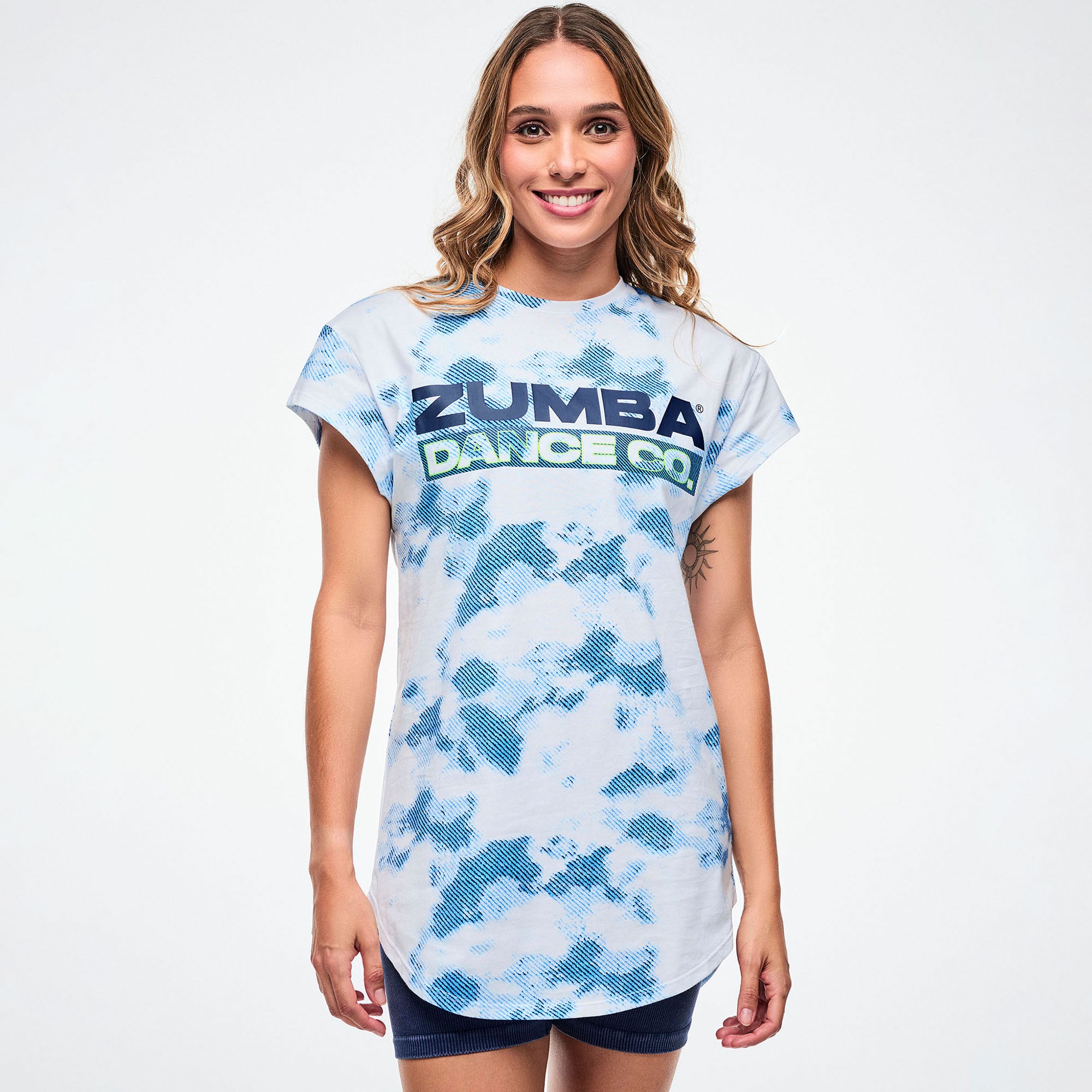 Niebieska koszulka z efektem tie-dye