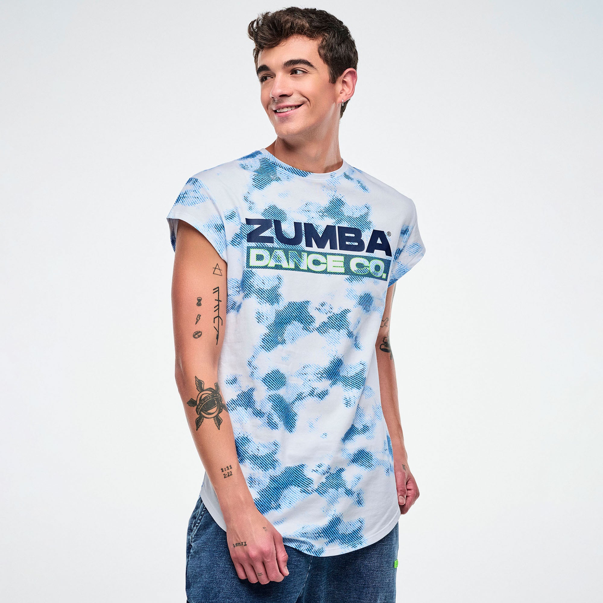 Niebieska koszulka z efektem tie-dye
