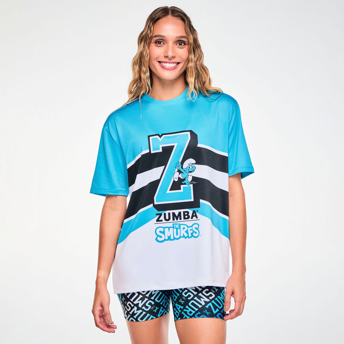 Niebiesko-biała koszulka unisex z siateczki – widok z przodu na modelce | Zumba Wear