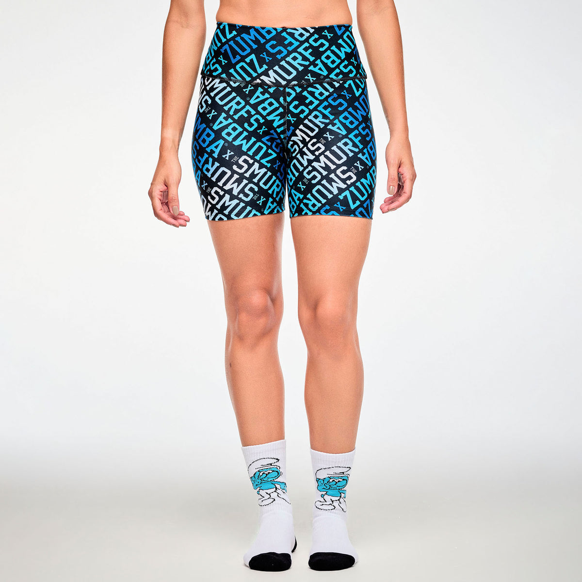 Białe wysokie skarpetki ze Smerfem – widok z przodu na modelce | Zumba Wear