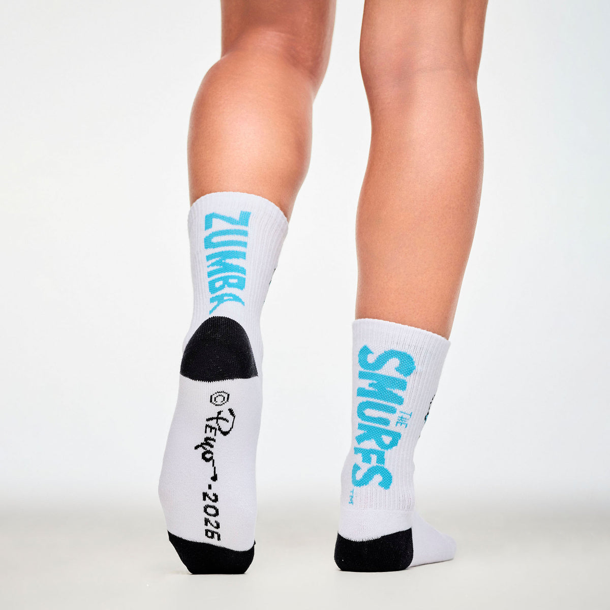 Białe wysokie skarpetki ze Smerfem – widok z tyłu z napisami ZUMBA i SMURFS | Zumba Wear