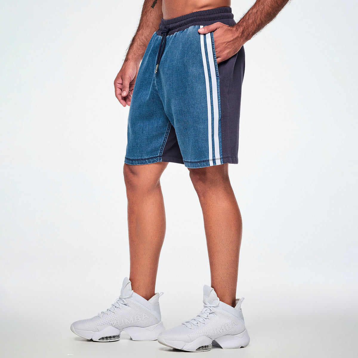 Granatowo-jeansowe szorty unisex z lampasami – widok z boku na modelu | Zumba Wear