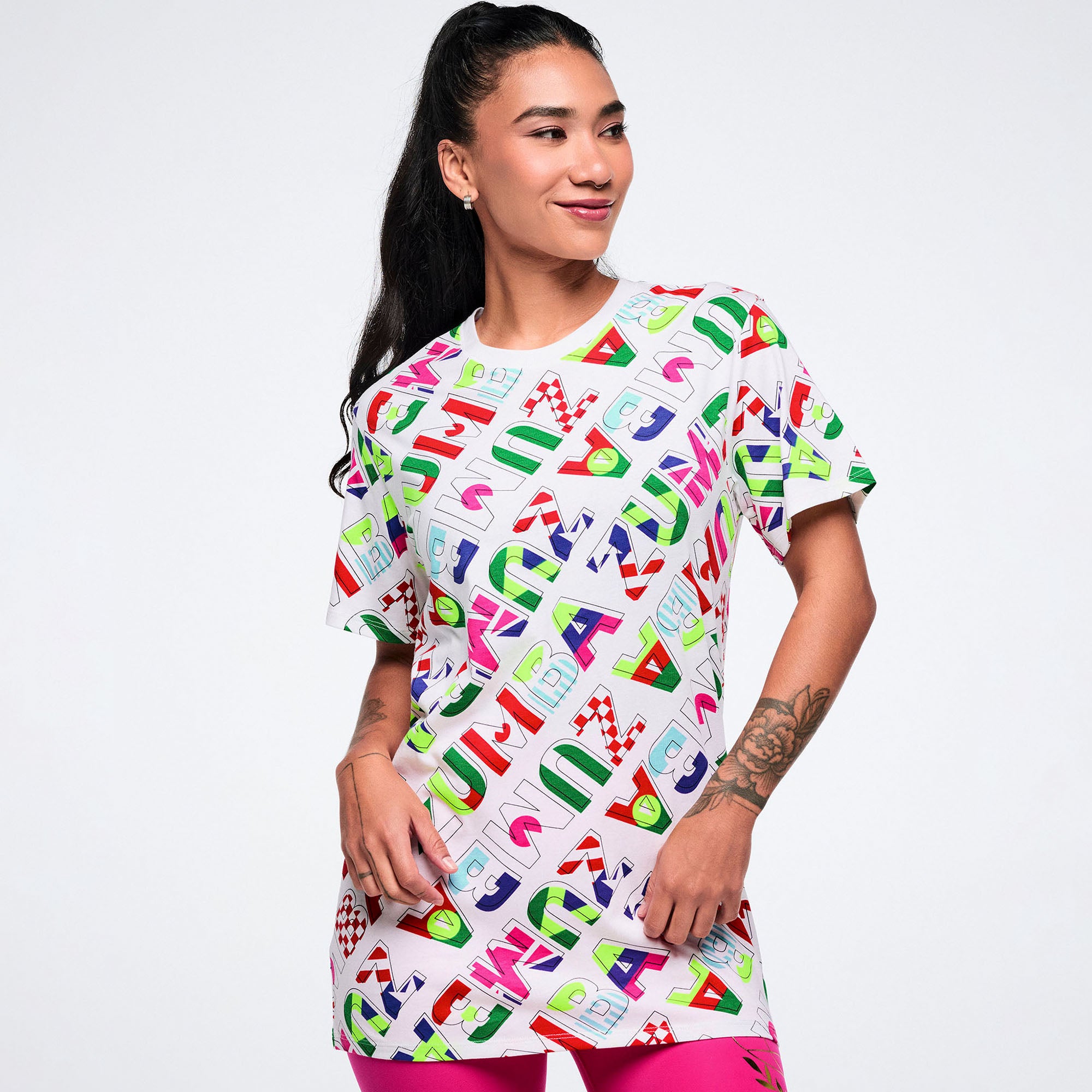 Biały sportowy t-shirt z kolorowym nadrukiem unisex