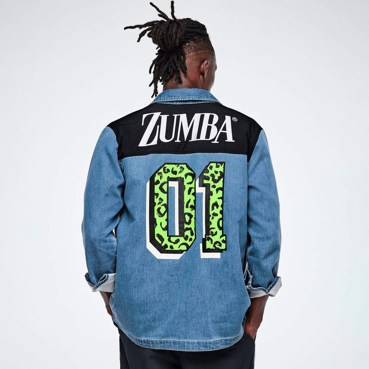 Jeansowa koszula unisex z numerem 01 na plecach – widok z tyłu na modelu | Zumba Wear