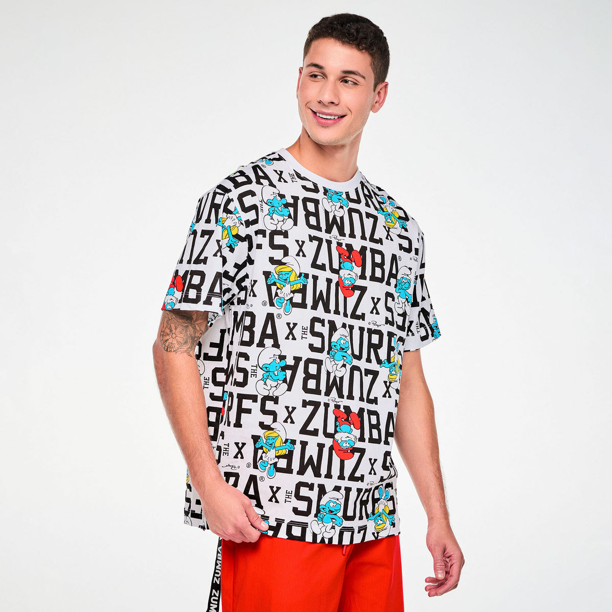 Biała koszulka oversize unisex w napisy i Smerfy – widok z przodu na modelu | Zumba Wear