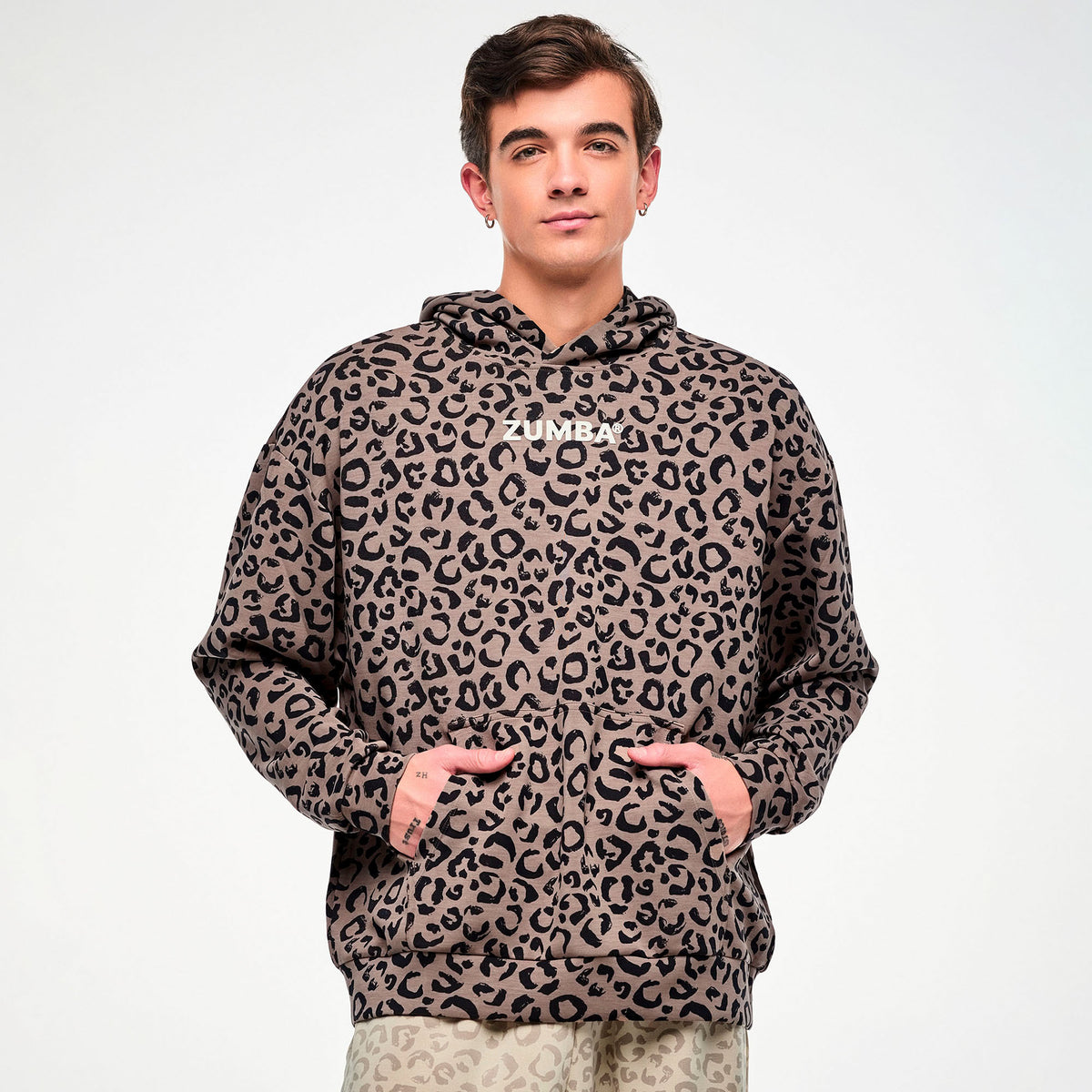 Brązowa bluza unisex z kapturem w panterkę — Zumba Wear FW26 Modal