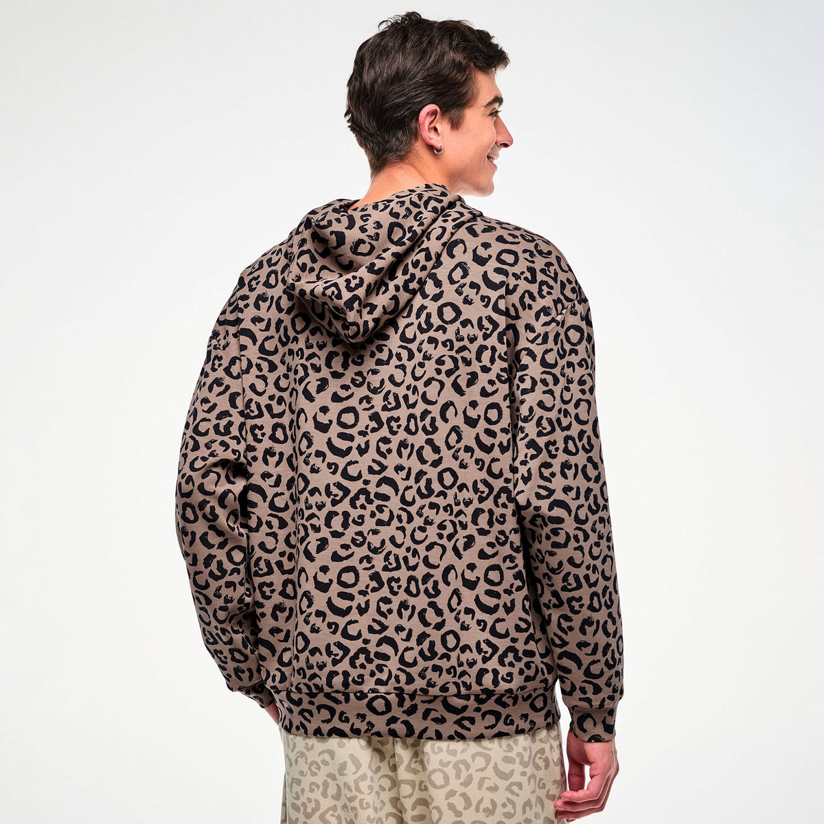 Brązowa bluza unisex z kapturem w panterkę — Zumba Wear FW26 Modal