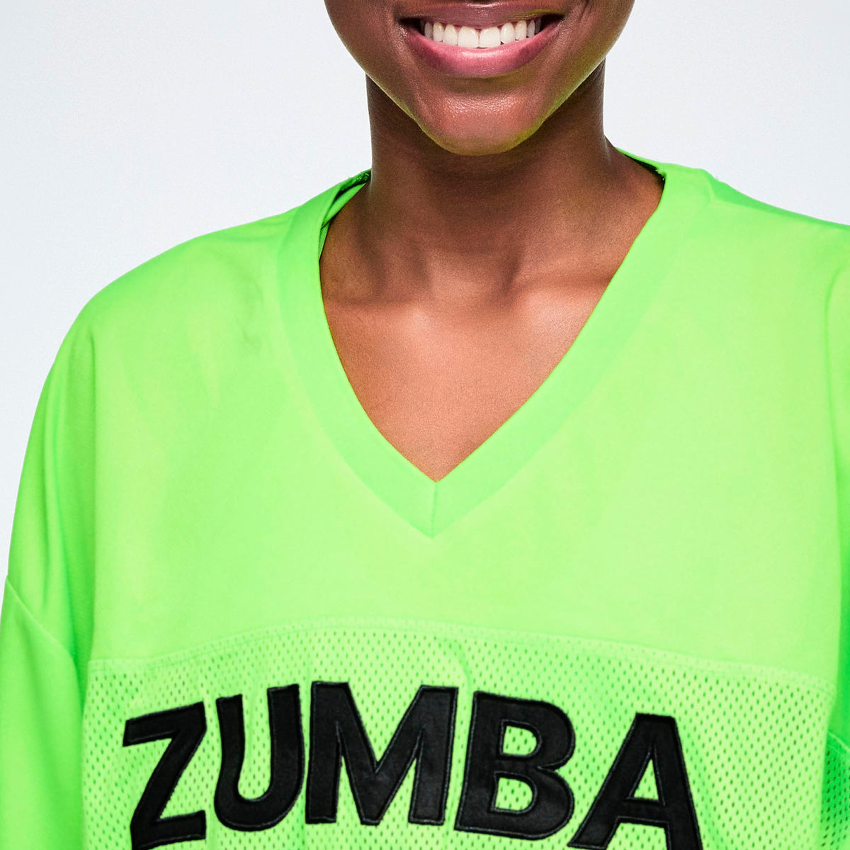 Zielona koszulka sportowa unisex z siateczki – detal dekoltu i logo ZUMBA | Zumba Wear